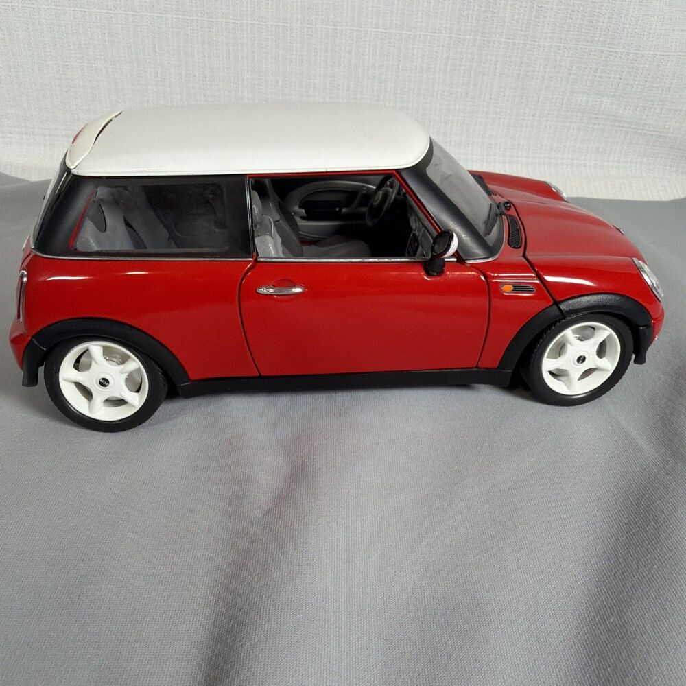 Bburago 1:18 Scale 2001 BMW MINI Cooper Diecast Red White Roof Loose